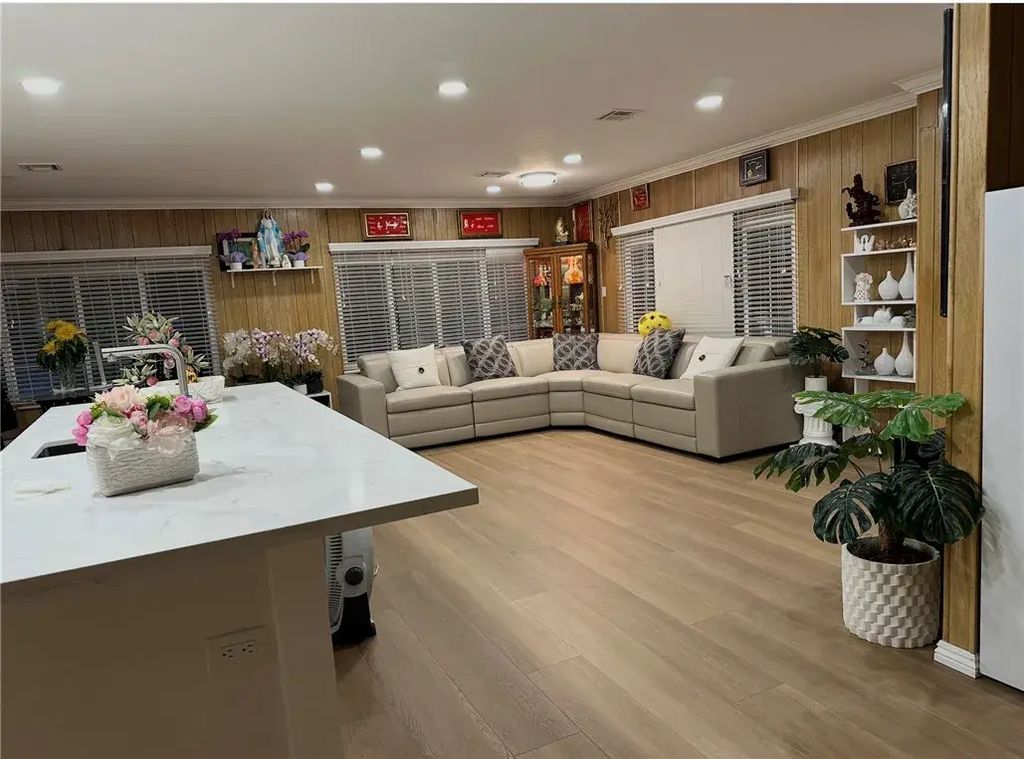 9800 Bolsa 60, Westminster