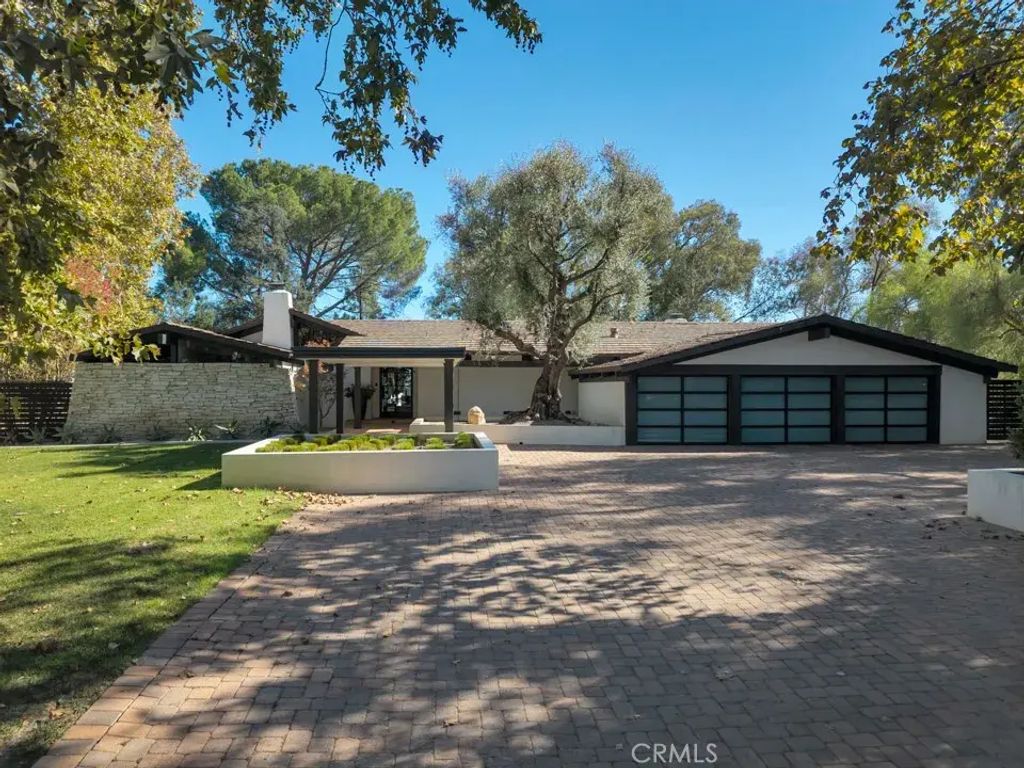 5558 Bill Cody, Hidden Hills