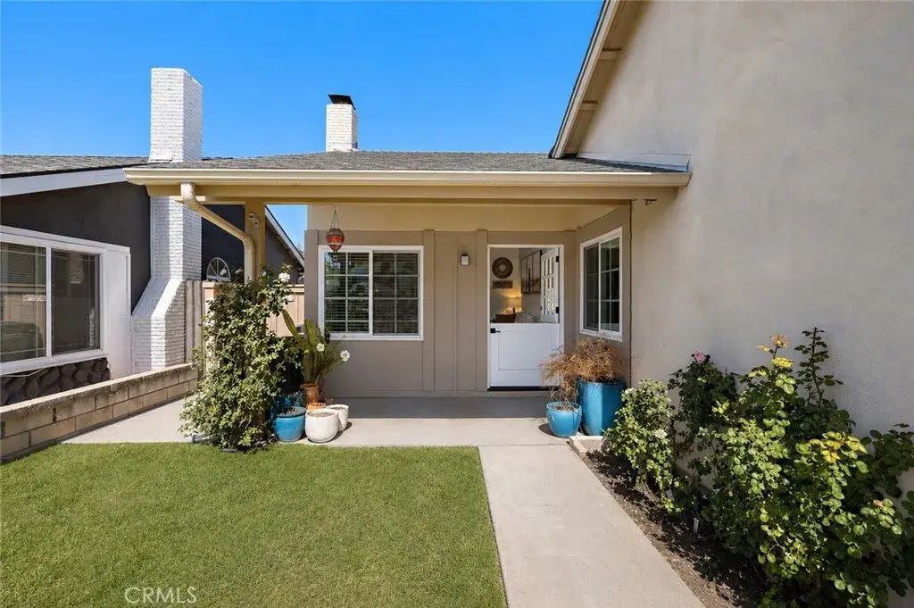 21155 Larchmont, Lake Forest