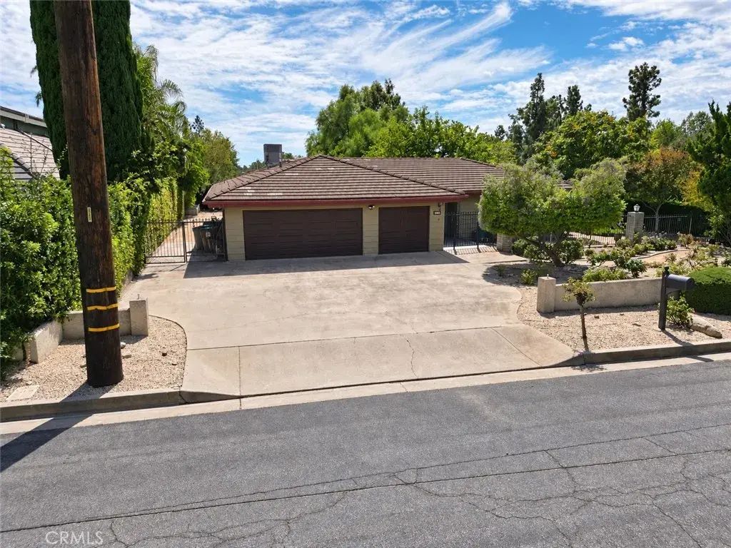 1002 Pomello, Claremont