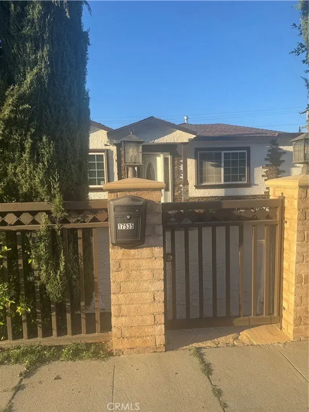 17535 Burbank, Encino