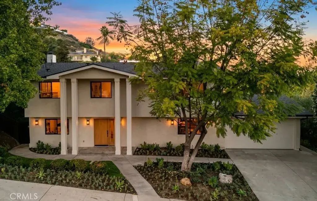 24621 Calvert Street, Woodland Hills