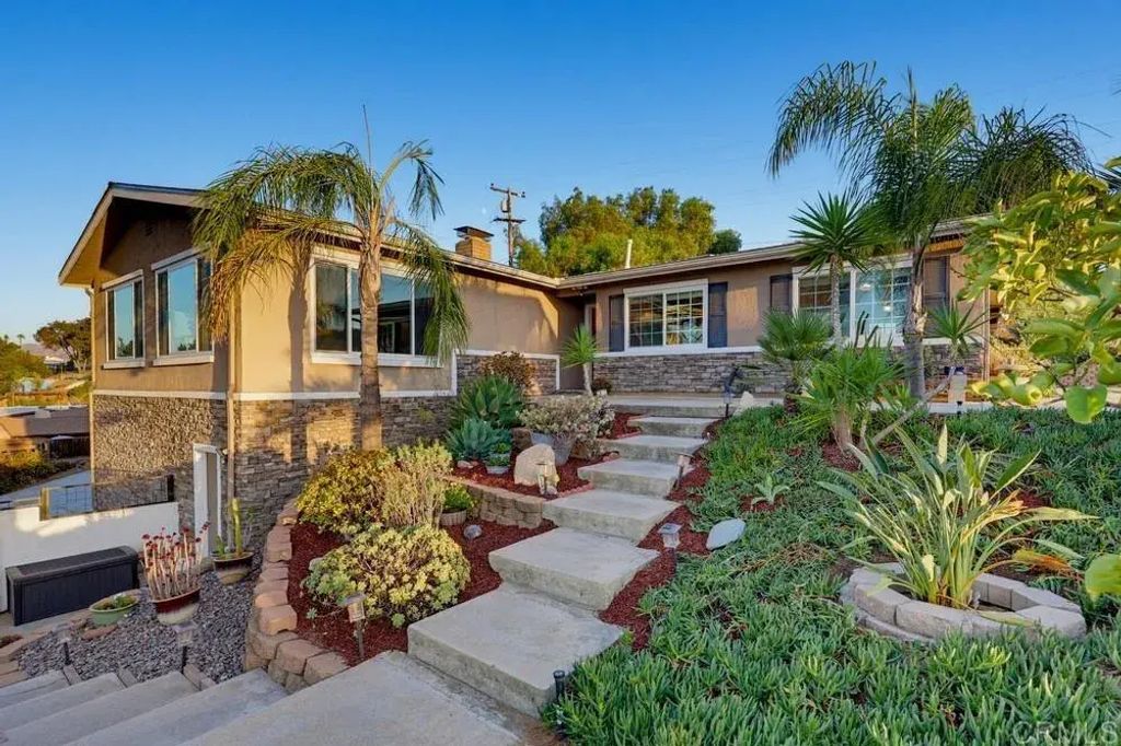 12139 Vahalla Drive, Lakeside