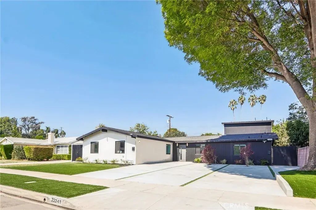 22241 Wyandotte, Canoga Park