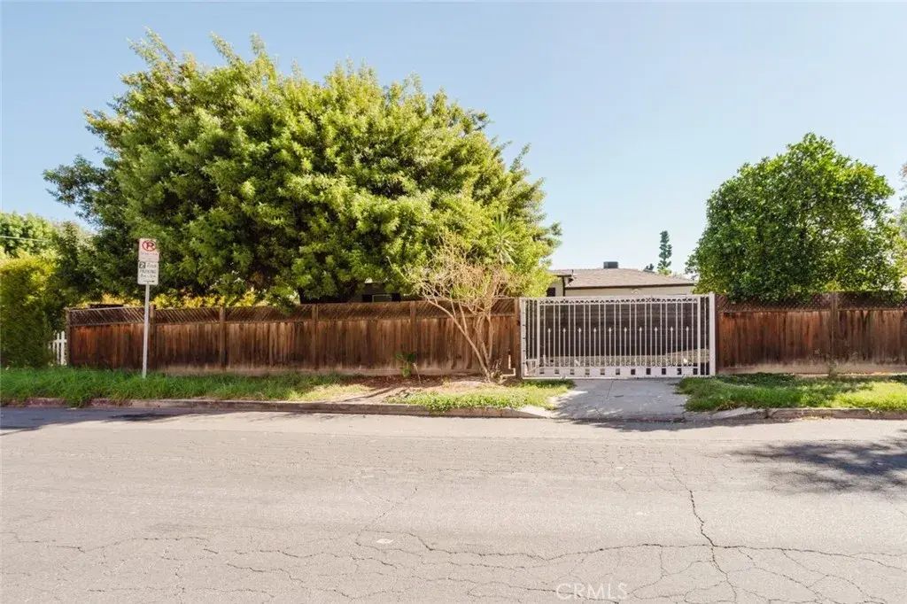 18328 Gresham Street, Northridge