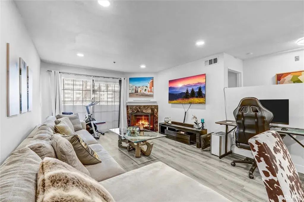 6545 Reseda Boulevard 6, Reseda