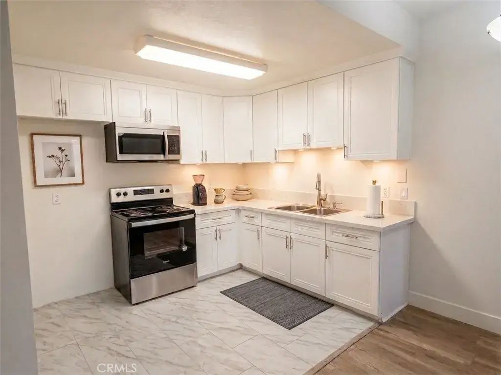 6815 Remmet 109, Canoga Park