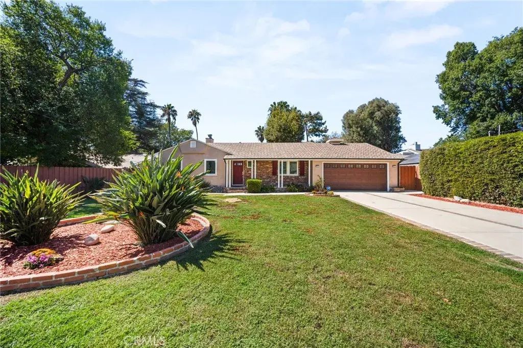8847 White Oak Avenue, Sherwood Forest