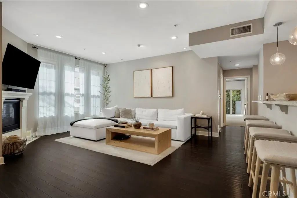 10639 Woodbridge Street 206, Toluca Lake