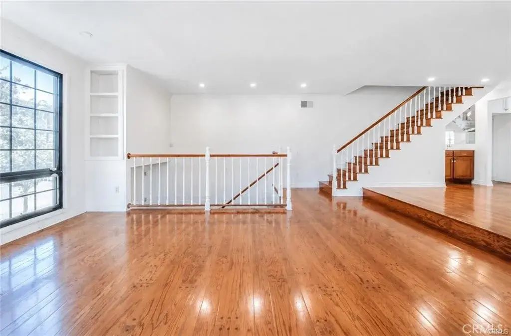 18100 Burbank, Tarzana