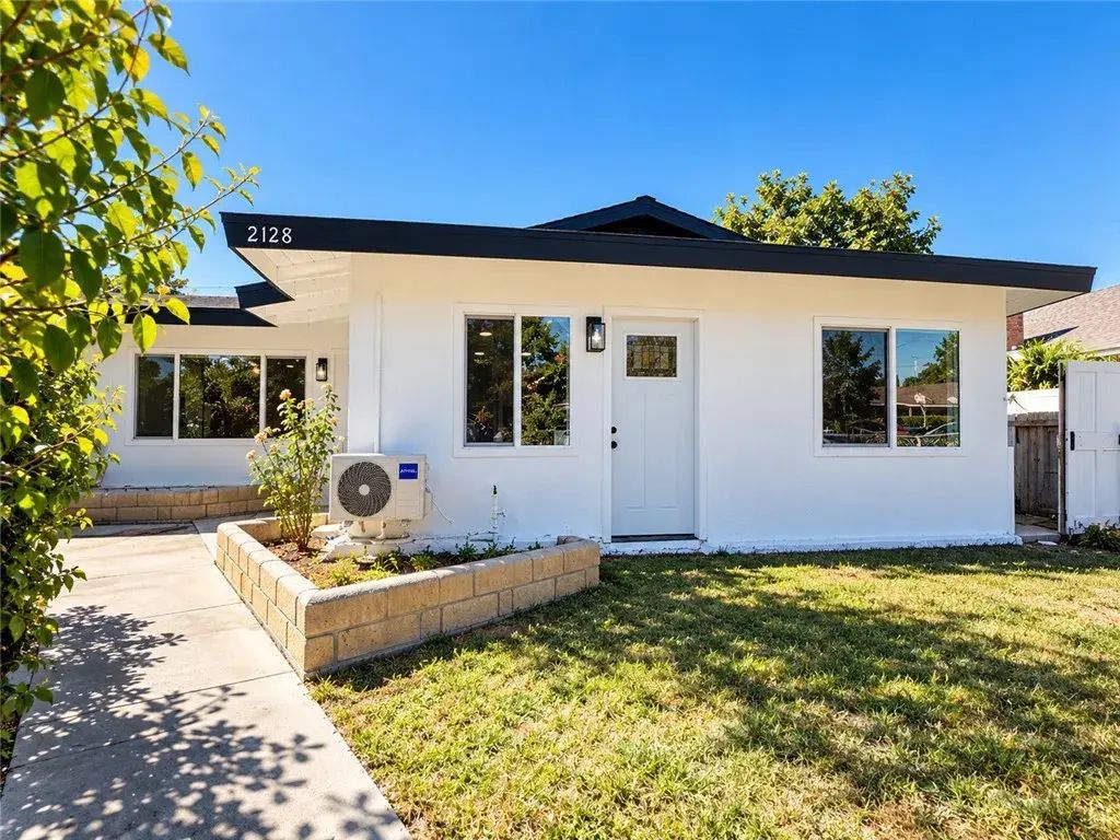 2128 N Bristol, Santa Ana