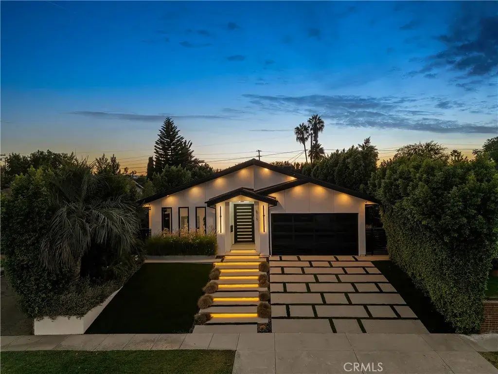 5715 Troost Avenue, North Hollywood