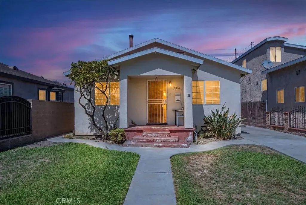 8437 San Vincente, South Gate