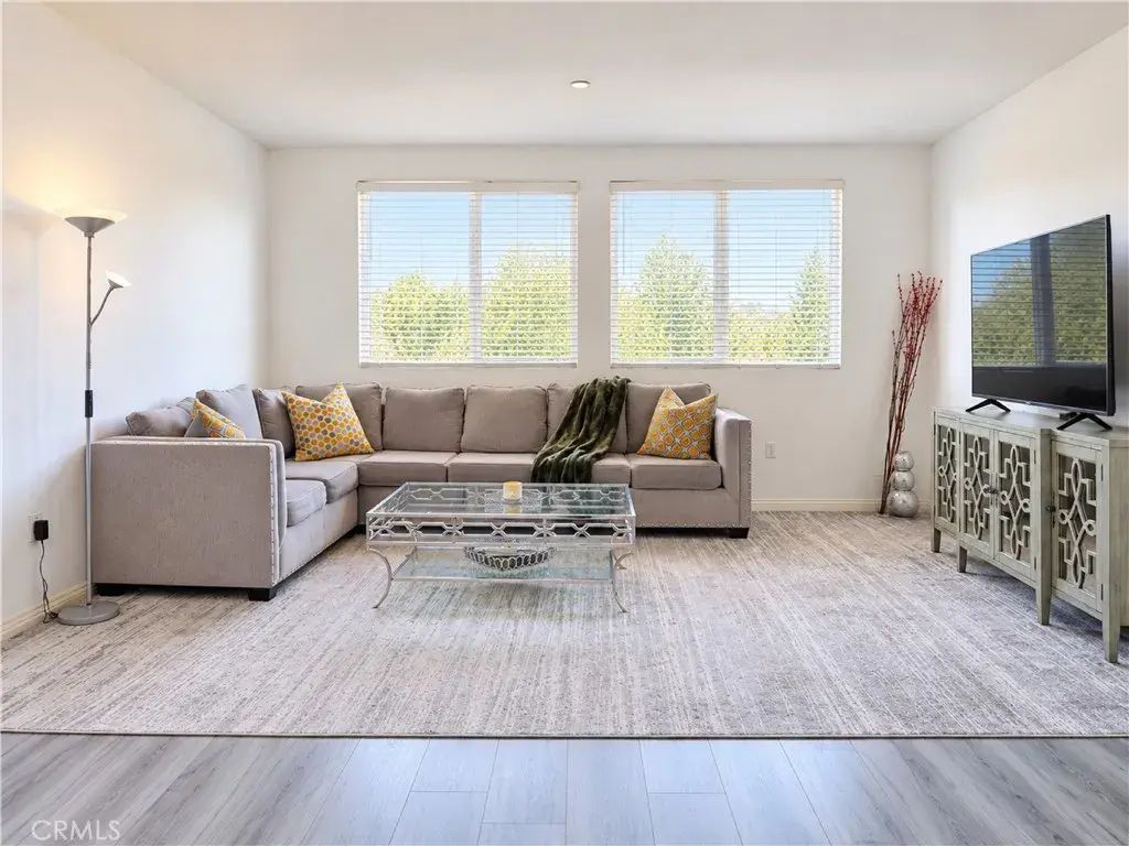 13951 Sherman Way 301, Van Nuys