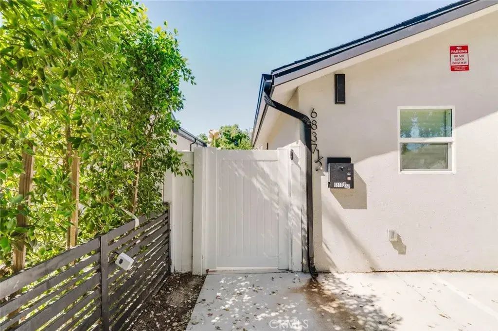 6837 Yolanda Avenue, Reseda