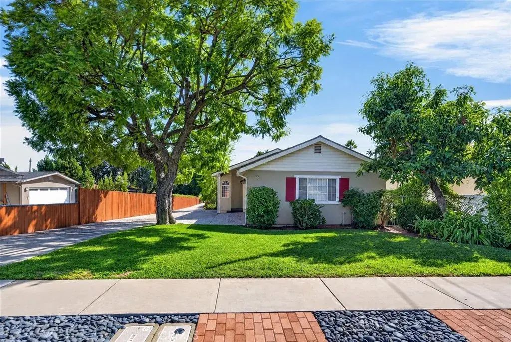 300 W Laurel Avenue, Sierra Madre