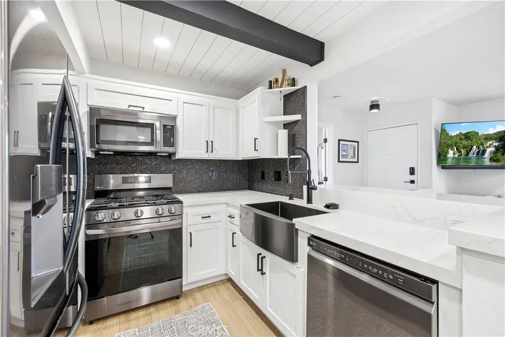 24413 Leonard Tree 203, Newhall