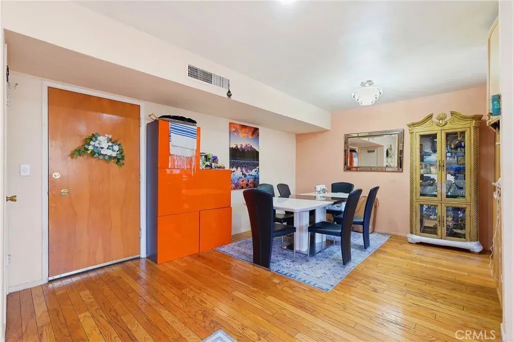 5429 Newcastle 303, Encino