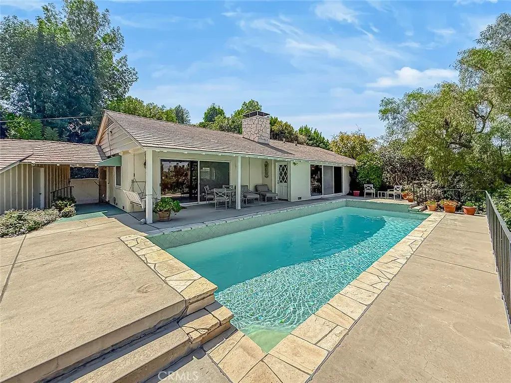 5015 Casa Dr., Tarzana