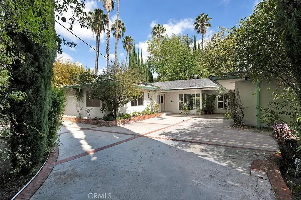 4830 Woodley Avenue, Encino
