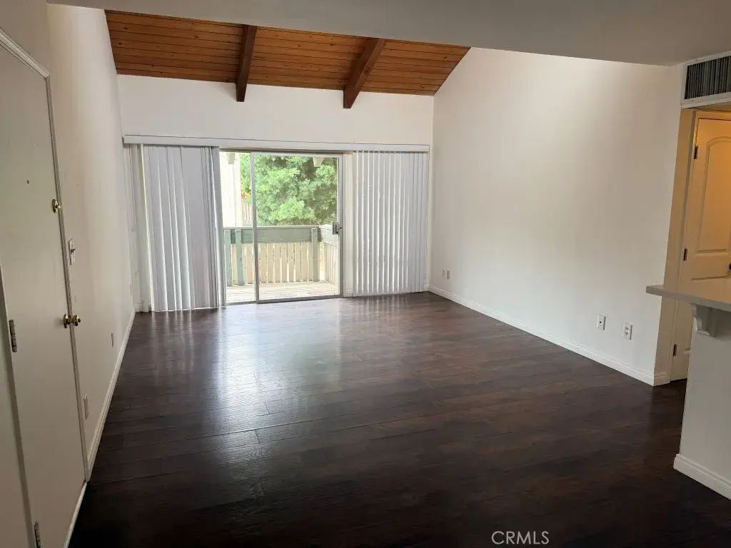 8601 International 265, Canoga Park