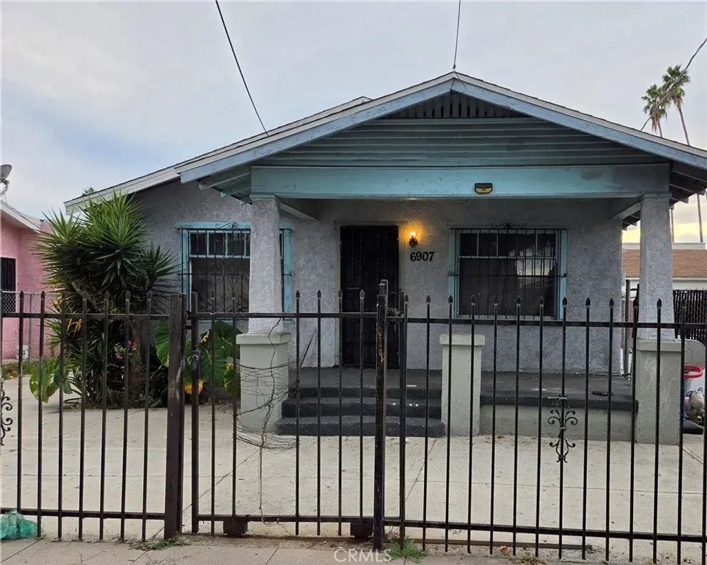 6907 Menlo Street, Los Angeles