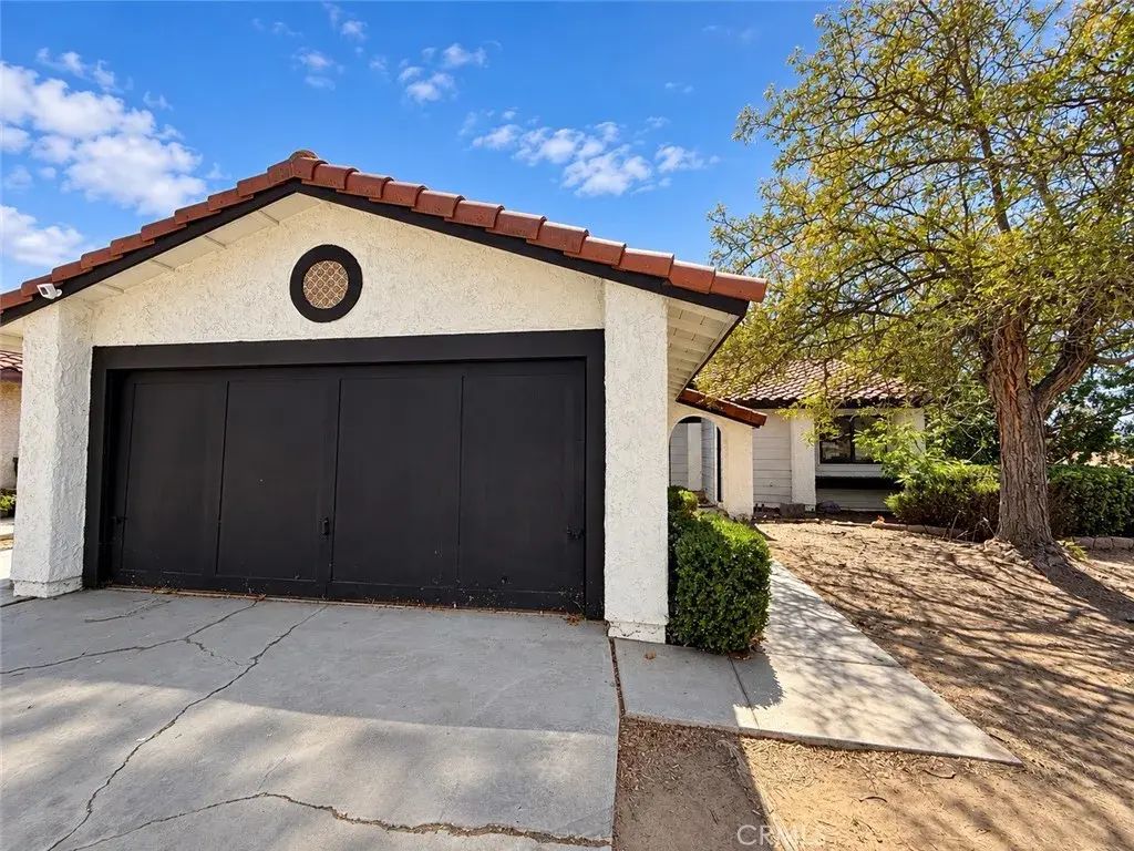 1002 E Avenue J6 Avenue, Lancaster
