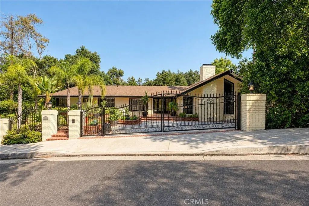 17449 Sumiya Drive, Encino