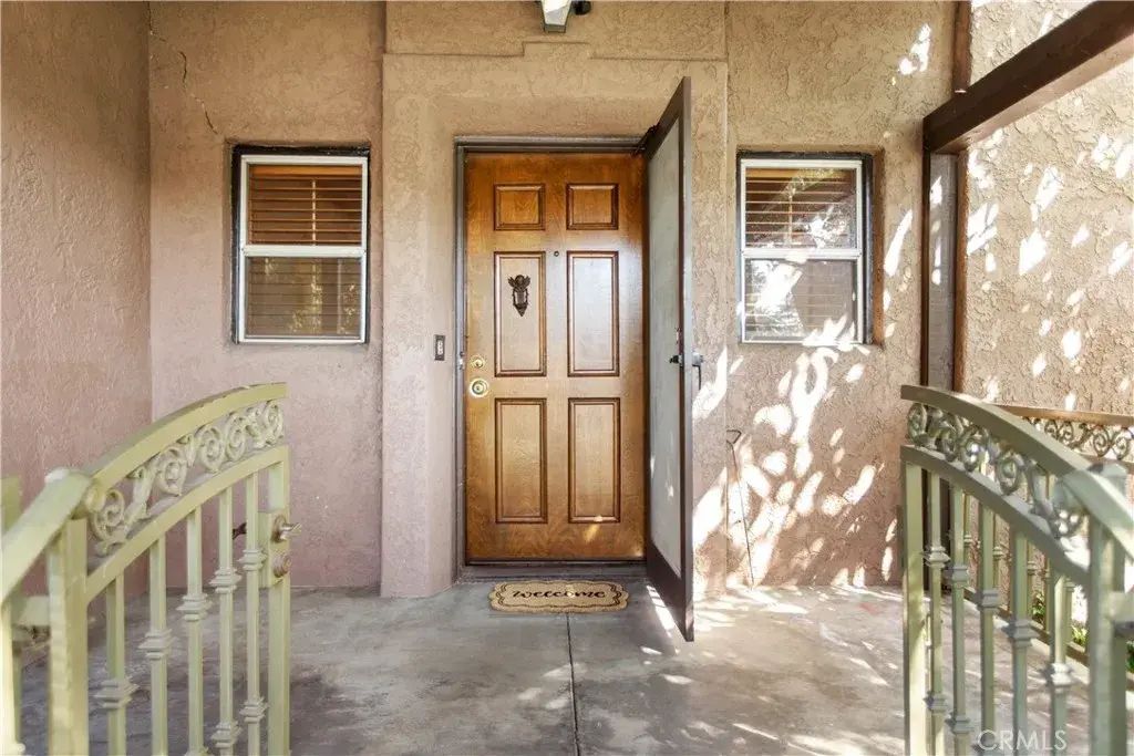 1759 Las Lunas, Pasadena