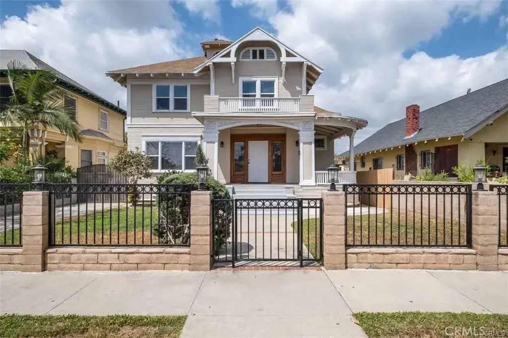 2913 Brighton Avenue, Los Angeles