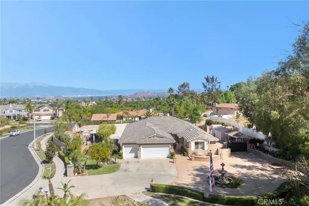 2551 Rosser, Corona