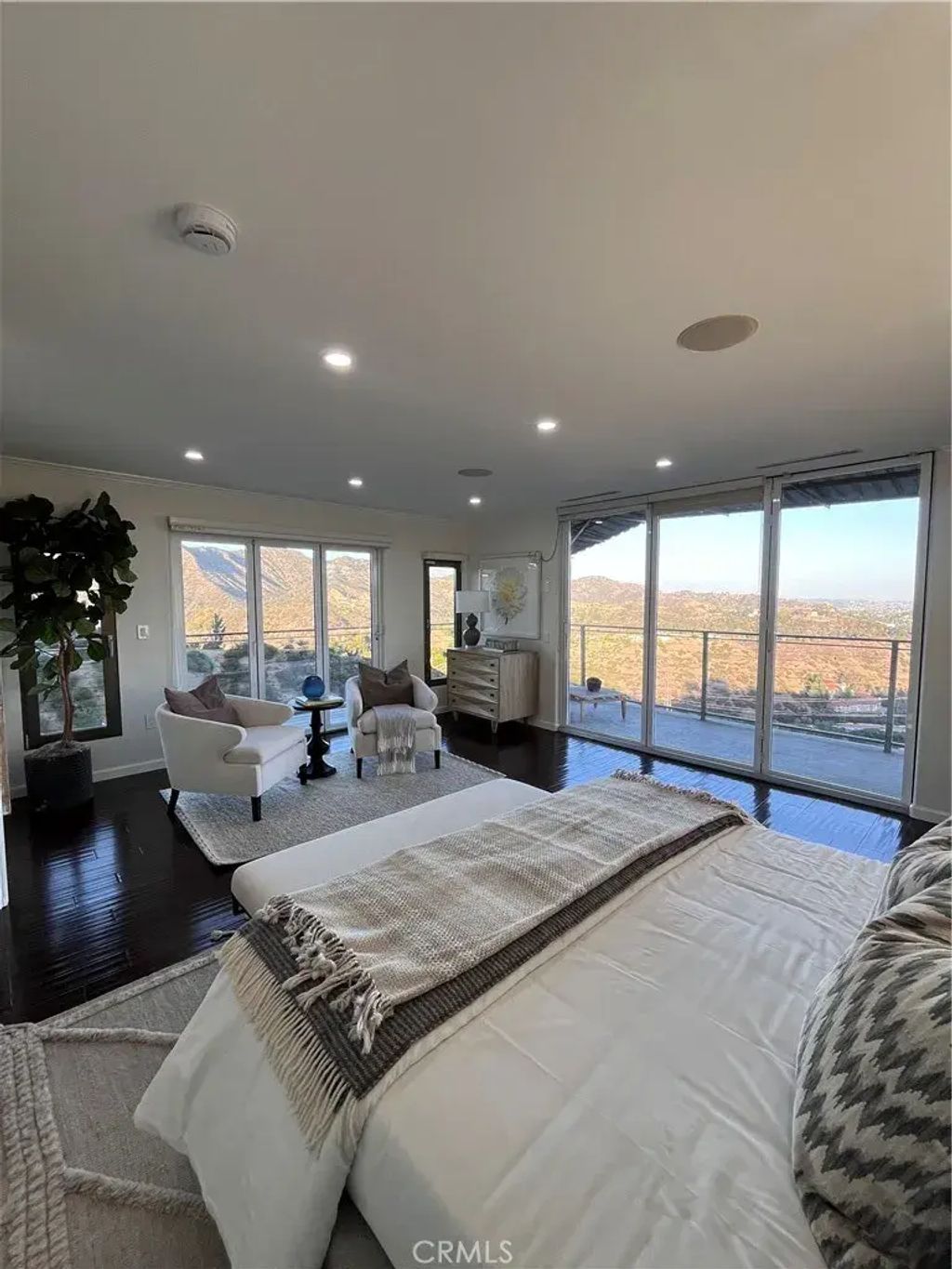6960 Pacific View, Los Angeles