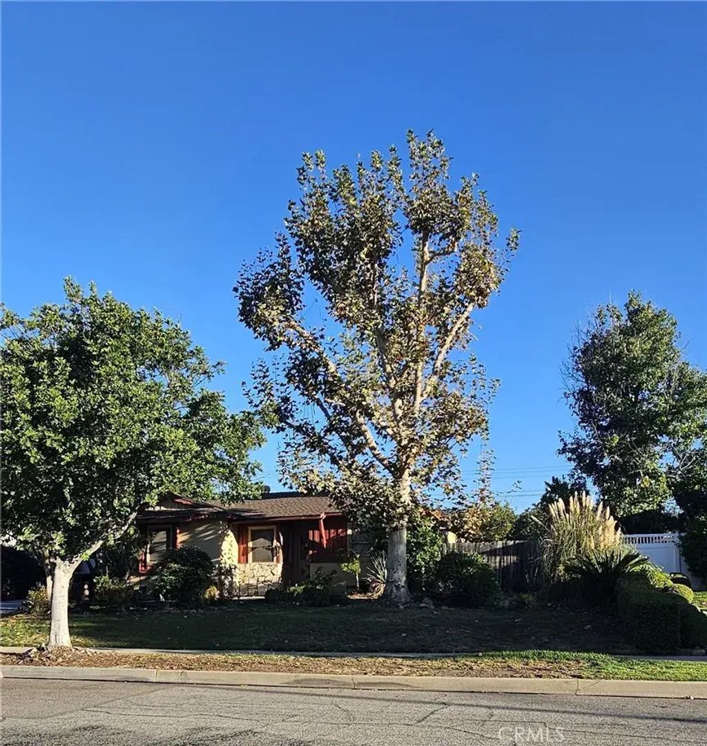 1323 E Bennett Avenue, Glendora