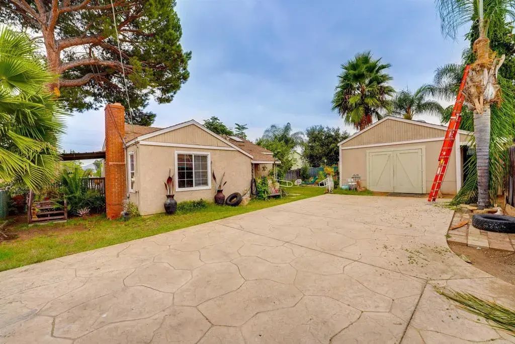 12732 Castle Court Drive, Lakeside