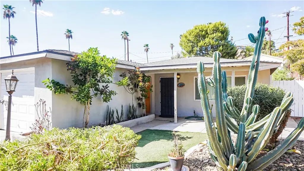 7353 Pontoosuc, Riverside