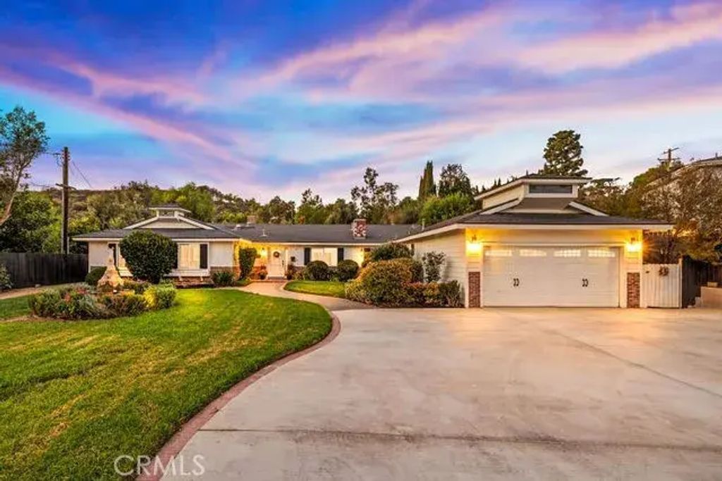 10903 Meads, Orange
