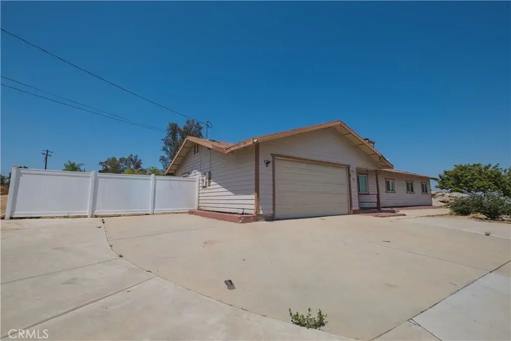 1104 Navajo, Perris