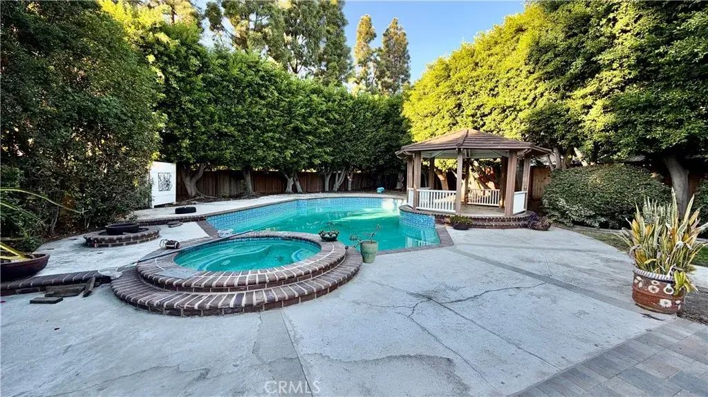 63 Sparrowhawk, Irvine