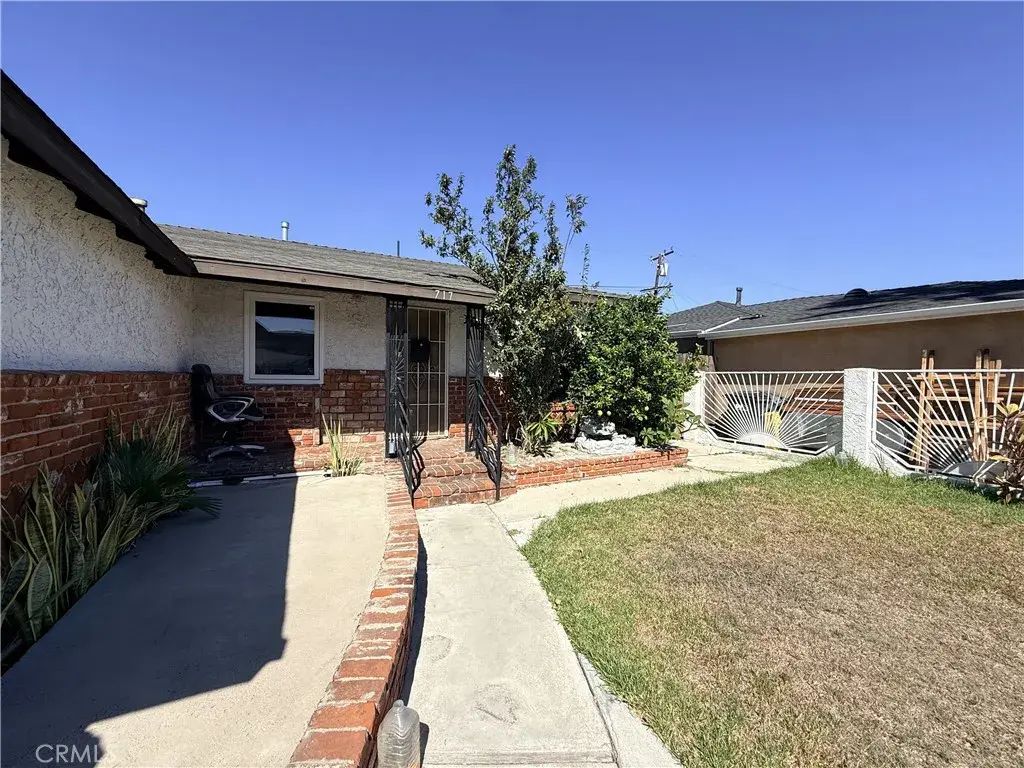 717 E Santa Rita, Compton