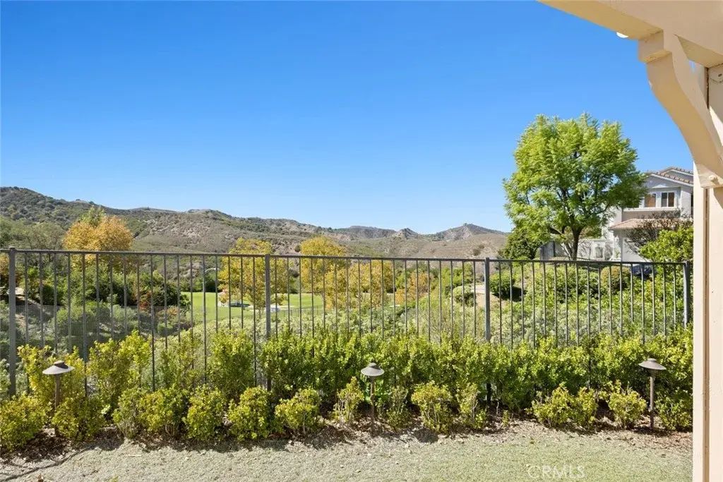 22420 Pinewood Court, Calabasas