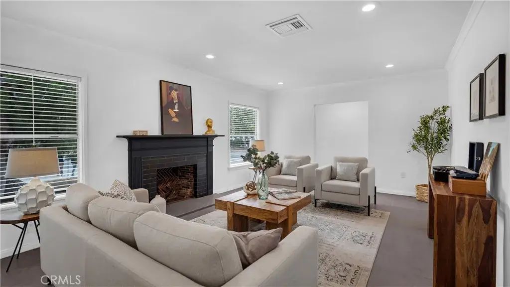 10207 Camarillo Street, Toluca Lake