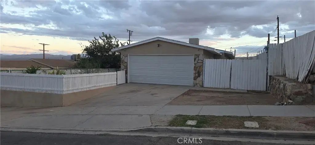 934 E Navajo Street, Barstow