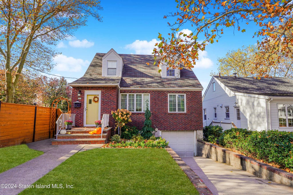 710 Oakland Avenue, Staten Island