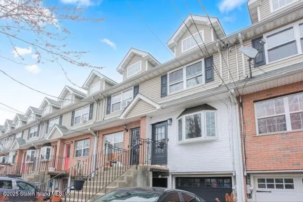 31 Giacomo Lane, Staten Island