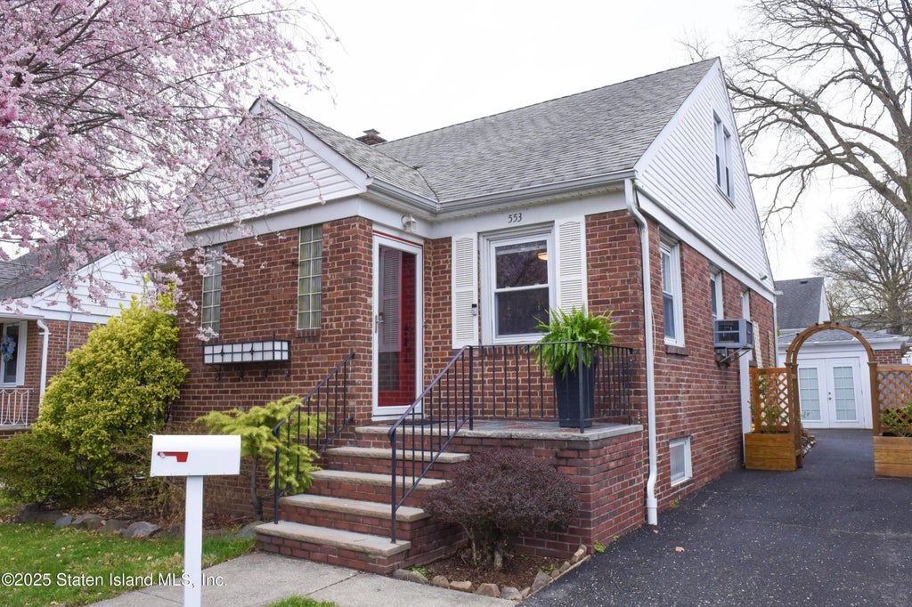 553 Oakland Avenue, Staten Island