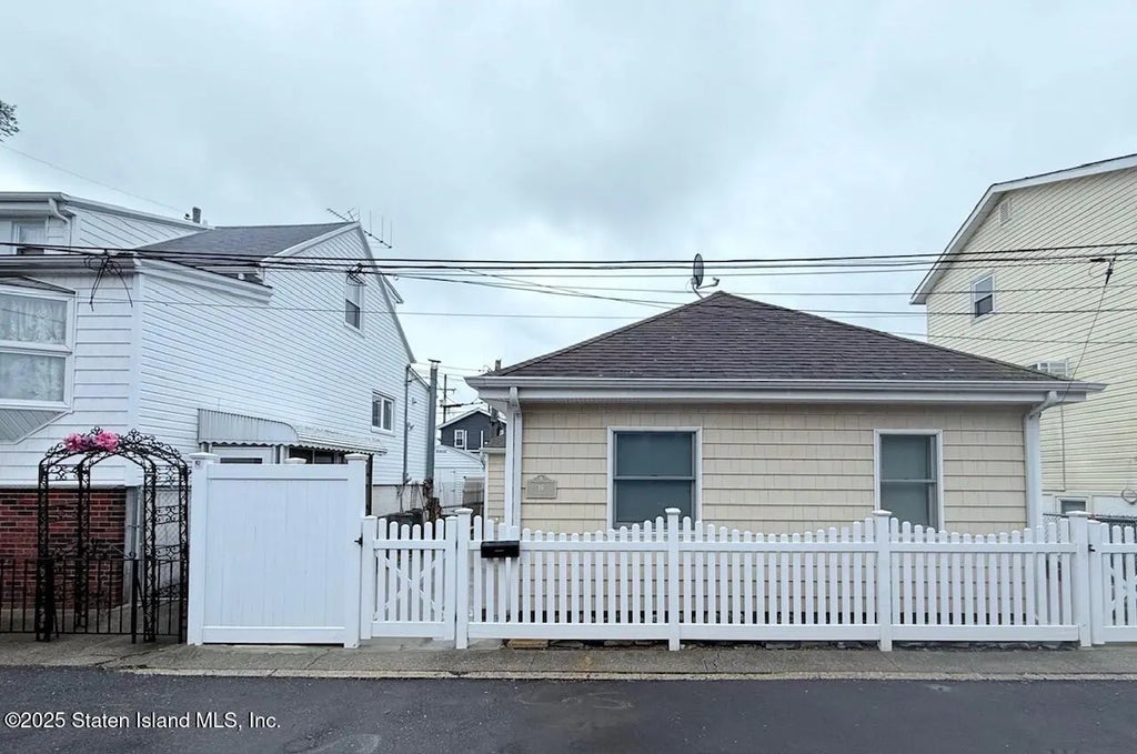 16 Landis Court, Brooklyn