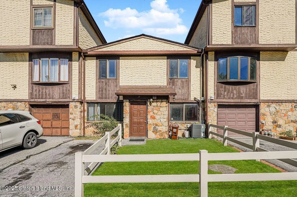 15 Parkview Loop, Staten Island