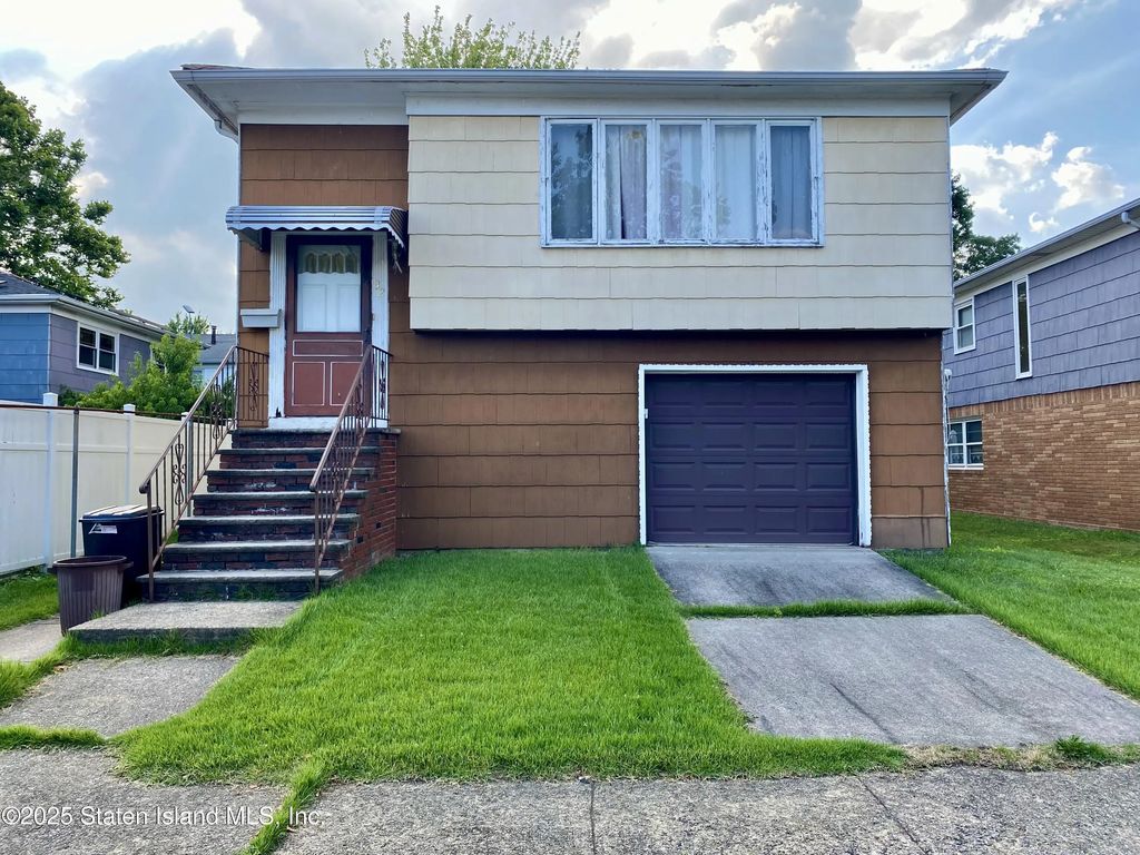 32 Muller Avenue, Staten Island