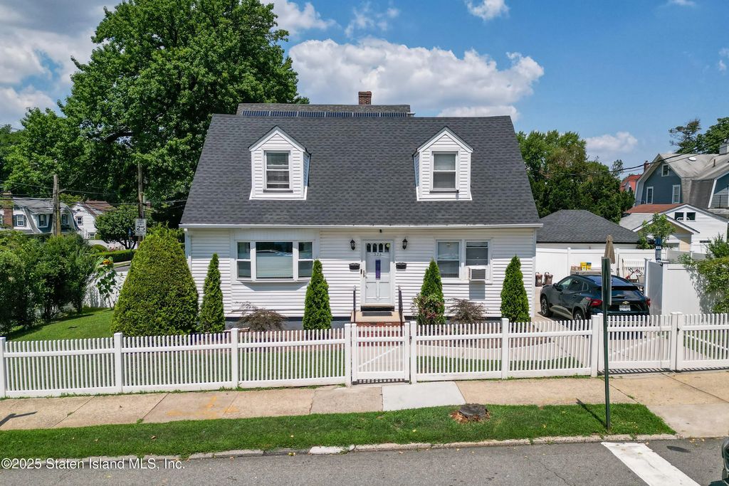 325 College Avenue, Staten Island