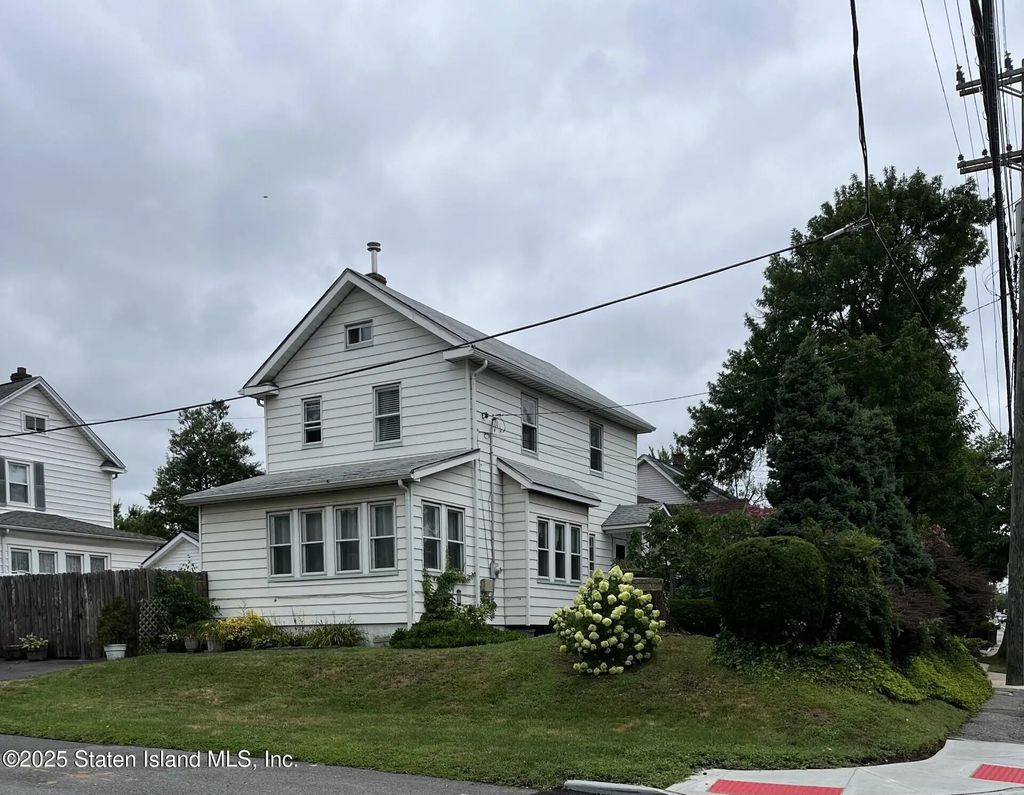 2111 Victory Boulevard, Staten Island